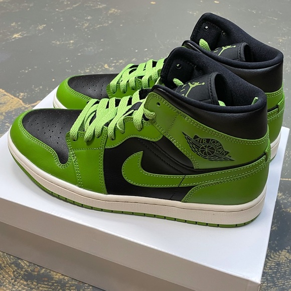 Air Jordan 1 Mid Retro Altitude Green BQ6472-031 WMNS Black - Picture 5 of 11